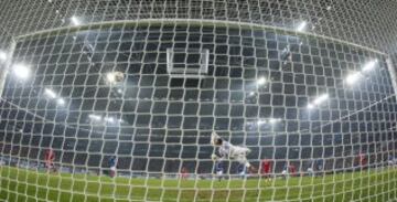 Schalke 04's goalkeeper Timon Wellenreuther (C, 40) fails to save a goal by Real Madrid's Marcelo (5R) during their Champions League Round of 16 first leg soccer match in Gelsenkirchen, February 18, 2015. REUTERS/Ina Fassbender (GERMANY - Tags: SPORT SOCCER TPX IMAGES OF THE DAY)