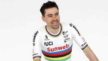 Tom Dumoulin posa con el maillot arco&iacute;ris de campe&oacute;n del mundo contrarreloj.