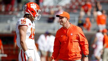 El head coach de Clemson y antiguo entrenador de Lawrence, aseguró que el quarterback puede alcanzar el estatus de superestrella del miembro de Golden State.