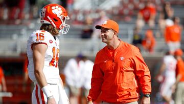 El head coach de Clemson y antiguo entrenador de Lawrence, asegur&oacute; que el quarterback puede alcanzar el estatus de superestrella del miembro de Golden State.