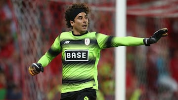 Guillermo Ochoa empató con el Standard Lieja