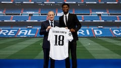 Florentino y Tchouaméni posan con el dorsal '18' que llevará el francés en el Real Madrid.