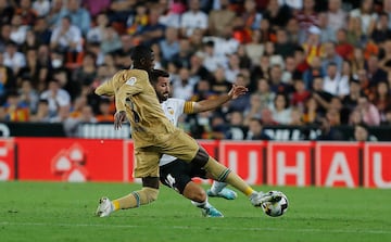 Ousmane Dembélé y José Luis Gayá.