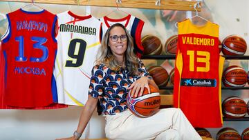 Amaya Valdemoro posa con camisetas de los equipos en los que ha jugado.