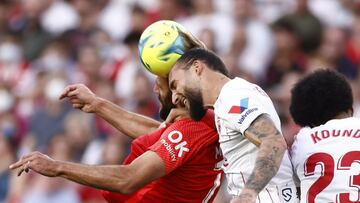 Gudelj, con Muriqi durante el Sevilla-Mallorca.