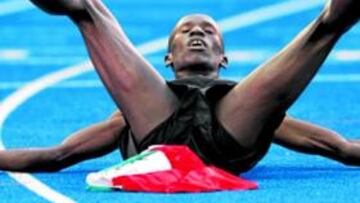 <b>COLAPSO. </b>El keniano Ezekiel Kemboi cae desfallecido tras conseguir el título de campeón del mundo en los 3.000 metros obstáculos.