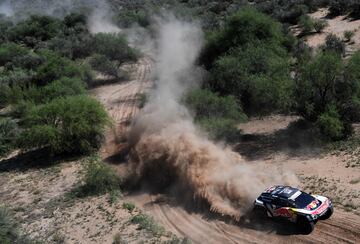 Decimotercera etapa entre San Juan y Córdoba. El piloto español Carlos Sainz con Peugeot.