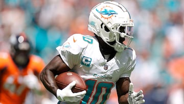 MIAMI GARDENS, FLORIDA - SEPTEMBER 24: Tyreek Hill #10 of the Miami Dolphins scores a touchdown during the first quarter against the Denver Broncos at Hard Rock Stadium on September 24, 2023 in Miami Gardens, Florida. Carmen Mandato/Getty Images/AFP (Photo by Carmen Mandato / GETTY IMAGES NORTH AMERICA / Getty Images via AFP)
