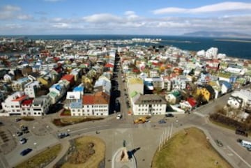 Islandia no sufre por la delincuencia, su índice criminal es tan bajo que se registran 1.8 asesinatos al año, desde el 2001. Por lo mismo, los policías vigilan las calles sin portar armas y al igual que Panamá o Costa Rica, es uno de 24 países en el mundo que no tienen ejercito.