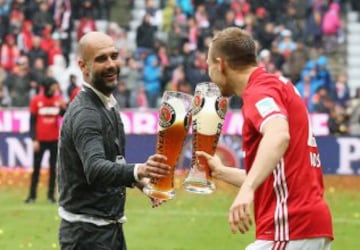 El Bayern homenajea a Guardiola tras ganar la Bundesliga