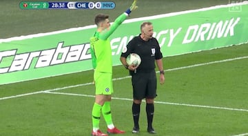 En el 迆ltimo minuto de la segunda parte de la pr車rroga de la Carabao Cup, Kepa Arrizabalaga, portero del Chelsea, se neg車 a abandonar el campo sustituido. El italiano Sarri hab赤a mandado a Willy Caballero saltar al campo por el portero espa?ol, pero Kepa se neg車 a ser cambiado. Incluso, el 芍rbitro habl車 con Kepa para que abandonara el c谷sped pero el espa?ol se neg車 en rotundo. El t谷cnico italiano hab赤a tomado la decisi車n de sacar al guardameta argentino por Kepa, despu谷s de que el exportero del Athletic se quejar芍 de problemas f赤sicos. El enfado de Sarri fue may迆sculo y amag車 con marcharse del banquillo hac赤a el vestuario. La autoridad del entrenador italiano, muy tocado por los malos resultados, queda en entredicho. Luego en la tanda de penalti el Chelsea perdi車 y Kepa s車lo pudo atajar el lanzamiento de San谷.