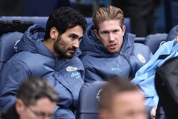 Ilkay Gndogan y Kevin de Bruyne, jugadores del Manchester City, sentados en el banquillo.