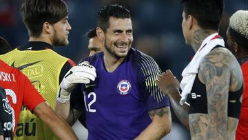 Arias y su primer duelo por Chile: "Era mi debut, estaba nervioso"