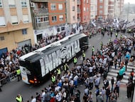 Recibimiento al autobús del Castellón antes de disputar el partido ante el Almería.