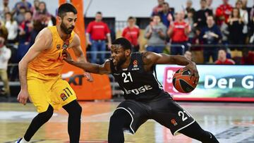 BRO07 BAMBERG (ALEMANIA) 05/01/2017.- El alero estadounidense del Brose Bamberg Darius Miller (d), en acción frente al escolta español del Barcelona, Juan Carlos Navarro (i), durante un encuentro de Euroliga disputado entre el Brose Bamberg y el FC Barcelona Lassa, disputado en Bamberg, Alemania, hoy, 5 de enero de 2017. EFE/Matthias Merz