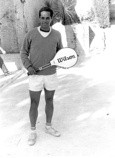 El tenis se tiñó de luto con la pérdida de uno de sus entrenadores más decisivos: el colombiano William ‘Pato’ Álvarez (Medellín, 1936). Por sus manos pasaron, entre otros, Emilio Sánchez Vicario, Sergio Casal, Pato Clavet, Tomás Carbonell, Javier Sánchez Vicario, Joan Balcells, Julián Alonso… En edad júnior también trabajaron con él Andy Murray y Grigor Dimitrov. El técnico fue un pionero en métodos de entrenamientos. Su andadura también tuvo un lado polémico, como la fiera rivalidad, que dividió al tenis español, con el grupo de Lluis Bruguera, donde estaban, entre otros, Joan Aguilera, Jordi Arrese, Fernando Luna y el propio Sergi Bruguera. Falleció el 23 de enero, en Barcelona, a los 87 años.