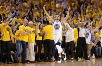 Stephen Curry de los Golden State Warriors celebra un triple ante los Portland Trail Blazers.