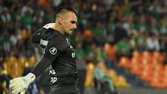 Santiago Rojas durante la derrota de Atlético Nacional ante Nacional (P) por Copa Libertadores.