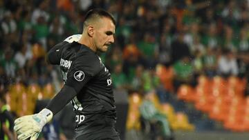 Santiago Rojas durante la derrota de Atlético Nacional ante Nacional (P) por Copa Libertadores.