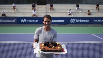 Rafa Nadal posa con la tarta de su 34 cumpleaños en la Rafa Nadal Academy de Manacor.