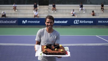 Rafa Nadal posa con la tarta de su 34 cumplea&ntilde;os en la Rafa Nadal Academy de Manacor.