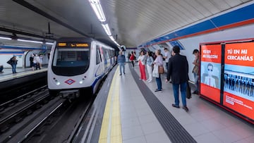 Varias personas frente a un cartel digital contra el presidente del Gobierno, en el metro de la Puerta del Sol, a 19 de mayo de 2023, en Madrid (España). El metro de Madrid colocó ayer 18 de mayo carteles digitales en los que aparecen varias caricaturas del presidente del Gobierno, junto a algunas frases sobre Cercanías, el servicio de trenes dependiente del Ministerio de Transportes del Gobierno de España, con críticas por los continuos retrasos y averías que acumula la red.
19 MAYO 2023;MADRID;CARTELES;METRO SOL;PEDRO SÁNCHEZ
Alberto Ortega / Europa Press
19/05/2023