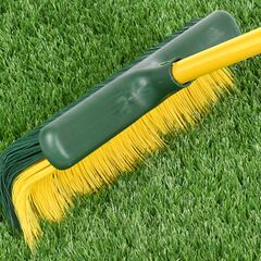 Este cepillo extensible es la mejor herramienta para limpiar el césped artificial