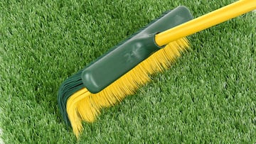 Cepillo para limpiar el césped artificial