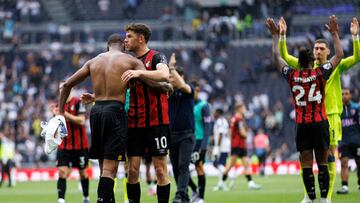 LONDON (United Kingdom), 30/08/2025.- Bournemouth players celebrate after winning the English Premier League soccer match between Tottenham Hotspur and AFC Bournemouth, in London, Britain, 30 August 2025. (Reino Unido, Londres) EFE/EPA/TOLGA AKMEN EDITORIAL USE ONLY. No use with unauthorized audio, video, data, fixture lists, club/league logos, 'live' services or NFTs. Online in-match use limited to 120 images, no video emulation. No use in betting, games or single club/league/player publications.