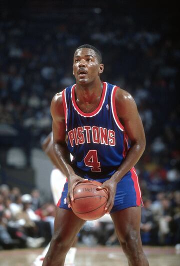 Joe Dumars (Luisiana, 1963) fue uno de los mejores escoltas de su época. En él se unían una gran capacidad anotadora (16,1 puntos de media en su carrera) y unas excelentes habilidades defensivas (cuatro veces en el quinteto defensivo de la Liga). Junto a Isaih Thomas formó el ‘backcourt’ de los ‘Bad Boys’ de Detroit que conquistaron los campeonatos de 1989 y 1990 de la NBA. En la franquicia de Míchigan pasó las 14 temporadas de su carrera: desde 1985 (18 del draft) hasta 1999. De trato educado y callado, Dumars fue elevado al Hall of Fame de la Liga norteamericana en 2006. Solo ganó una medalla con la selección de Estados Unidos: este oro del Mundial de Toronto de 1994.