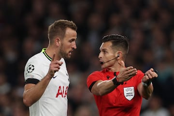 Del Cerro Grande talks to Tottenham's Harry Kane during Spurs' win over Eintracht Frankfurt in October.