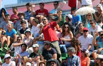 Los hinchas alientan a Chile en el estadio Palestino el viernes.