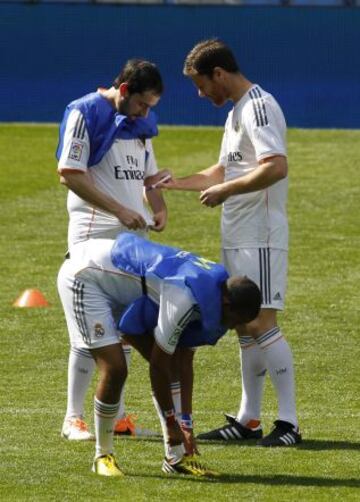 Marcelo, Pepe, Jesé, Morata, Isco, Varane, Xabi Alonso, y Diego López dieron un clinic a algunos aficionados que pudieron pisar el césped del Bernabéu.