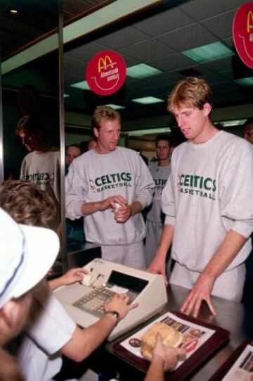 Larry Bird comprando comida en el McDonald, patrocinador del torneo.