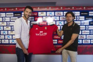 Presentación de Milic como nuevo jugador de Osasuna junto al director deportivo Pedja Vasiljevic.