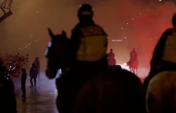 Bufandas al aire, el humo de las bengalas y el autobs del Real Madrid y el del Atltico avanzan entre la niebla... Las aficiones recibieron de esta manera a sus  equipos.