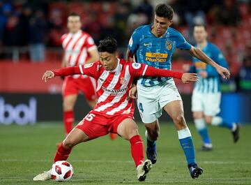 El centrocampista del Atlético de Madrid, Rodrigo Hernández, pelea un balón con el centrocampista surcoreano del Girona FC, Paik Seung-Ho durante el partido correspondiente a la ida de los octavos de final de la Copa del Rey 