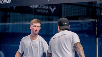 La despedida de Ramiro (de espaldas) y el primero de Juanpe, de cara.