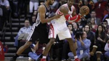 Dwight Howard frente a Tim Duncan.