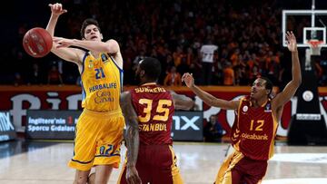 EPA1469. ESTAMBUL (TURQUÍA), 16/01/2018.- El escolta del Herbalife Gran Canaria Oriol Pauli (i), en acción contra el jugador del Galatasaray Dajuan Summers (c), y Alex Renfroe (d), durante el partido perteneciente a la Eurocopa disputado ent