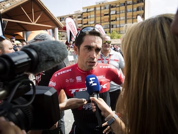 Alberto Contador en las entrevistas previas a la etapa. 