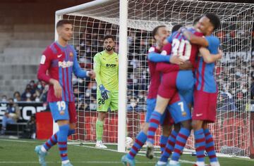 Tristeza del portero del Valencia, Mamardashvili, tras el 0-3 de Aubameyang. 