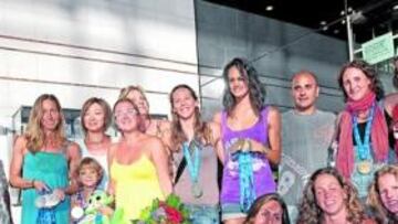 <b>EL MEJOR EQUIPO. </b>Las chicas de la sincronizada posaron ayer para AS en el aeropuerto de El Prat.