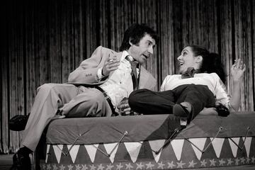 José Sacristán y Concha Velasco en un momento de la obra de teatro "Yo me bajo en la próxima, ¿y usted?" escrita por Adolfo Marsillach y estrenada en el Teatro de la Comedia de Madrid en enero de 1981.