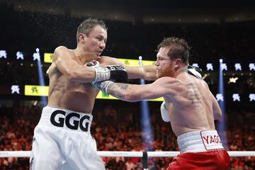 El boxeador mexicano, Canelo ?lvarez, se llev¨® la victoria por decisi¨®n un¨¢nime despu¨¦s de arrollar a Gennady Golovkin durante todo el encuentro.