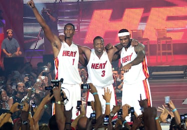 En verano de 2010, Chris Bosh, Dwyane Wade y LeBron James firmaron por el equipo del sur de Florida. 4 años en el que el temible trío llegó a las Finales de la NBA, consiguiendo dos títulos, los primeros que ganó LeBron.