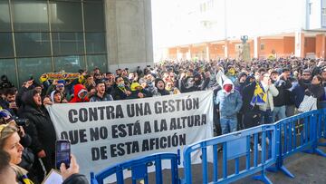 28/01/23 CADIZ CF CONCENTRACION DE LA AFICION EN LA PUERTA DEL ESTADIO ANTES DEL CADIZ - MALLORCA EN CONTRA DE LA GESTION DE LA DIRECTIVA