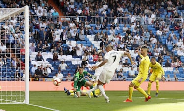 El jugador del Real Madrid Mariano marca el 3-1 al Villarreal.