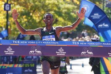El etíope Lelisa Desisa cruza la meta como ganador de la prueba masculina de la Maratón de Nueva York. 