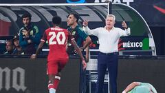 Aguirre se hace de palabras con el árbitro de México vs Canadá